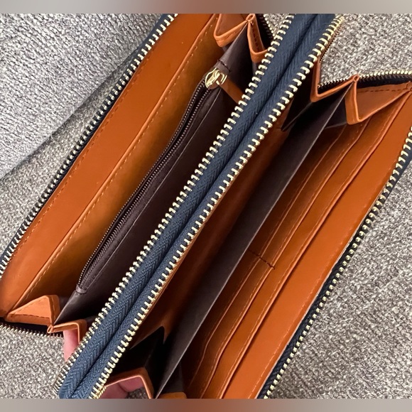 Free - striped clutch wallet wristlet - Picture 3 of 3